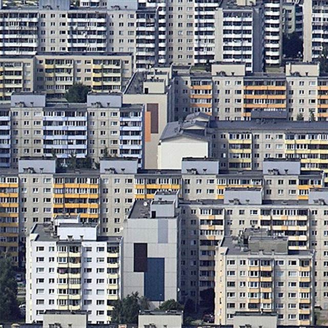 Lasnamäeltä löytyy lukemattomasti betonisen jyhkeitä kerrostaloja Neuvostoliiton ajalta.
