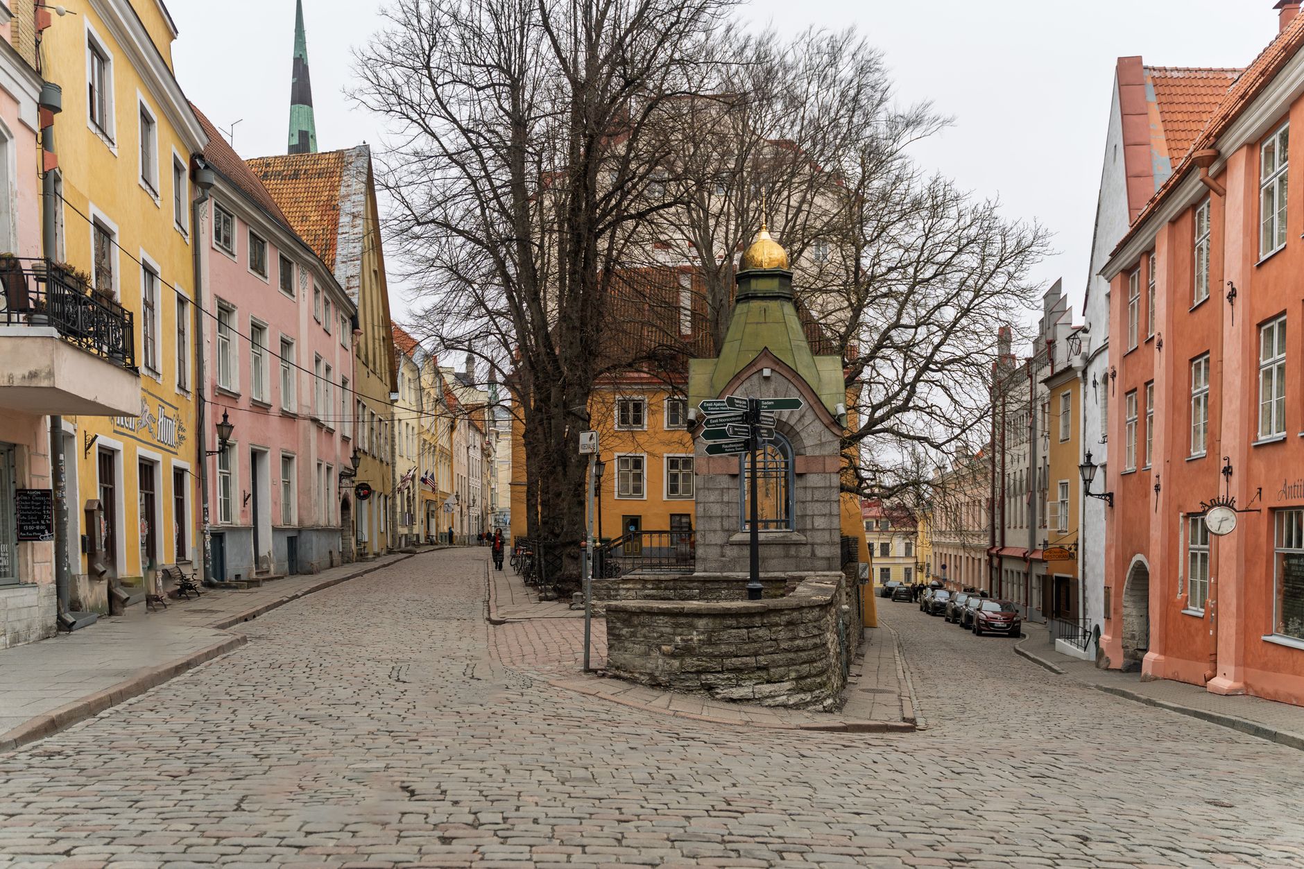 Sateinen päivä Tallinnan keskustassa, jolloin pakohuone on hyvää sisäohjelmaa