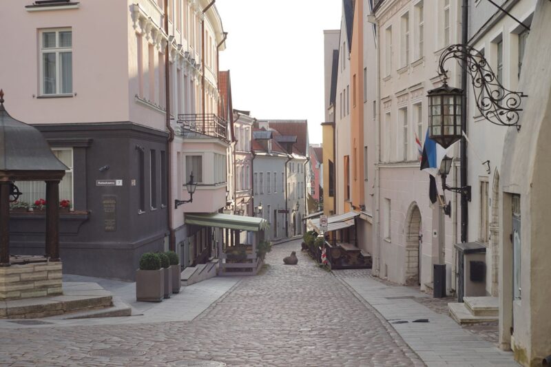 Tallinnan vanhankaupungin kivetty katu ja vanhat rakennukset