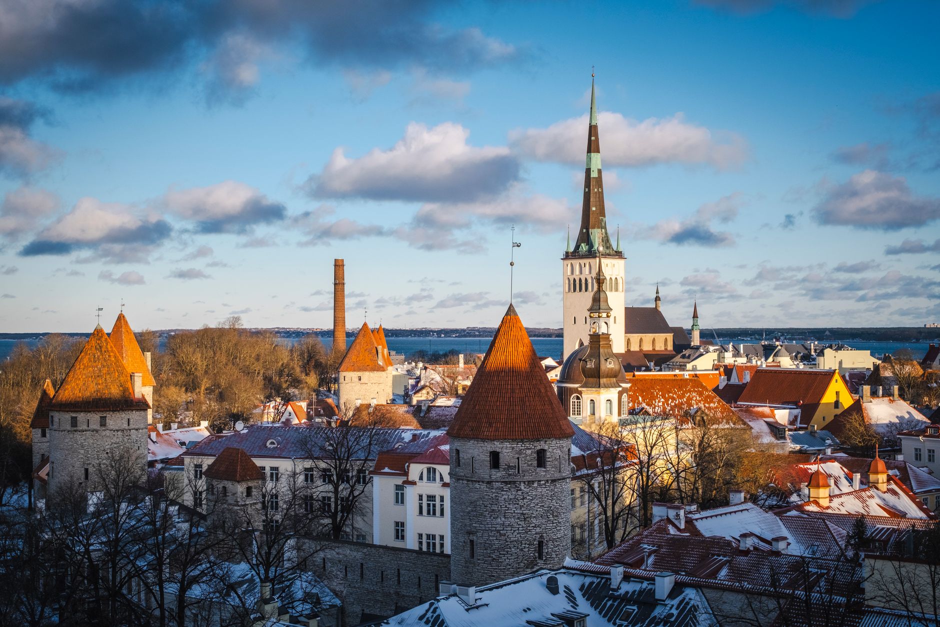 Paksu Margareeta -tykkitorni ja Suur Rannavärav Tallinnan vanhankaupungin pohjoispäässä