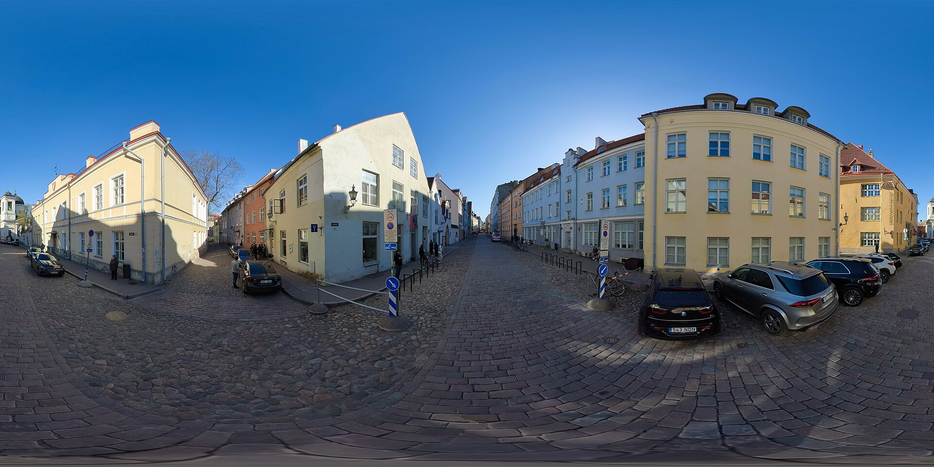 Tallinnan vanhan kaupungin kivijalkakatu aurinkoisena päivänä, pastellivärisiä taloja